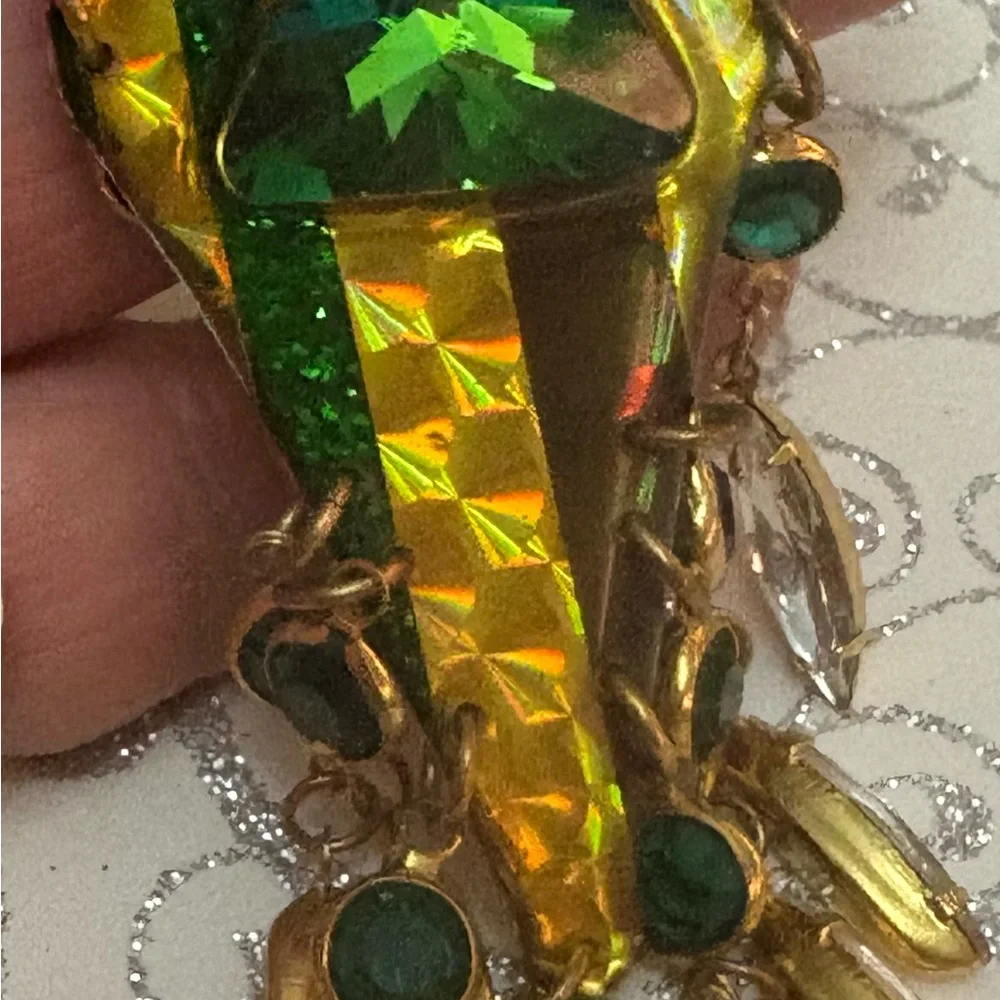 Vintage Beth Brennen Amazing 2 in 1 Green and Gold Loaded Earing New 51/2”long
S - Picture 13 of 16